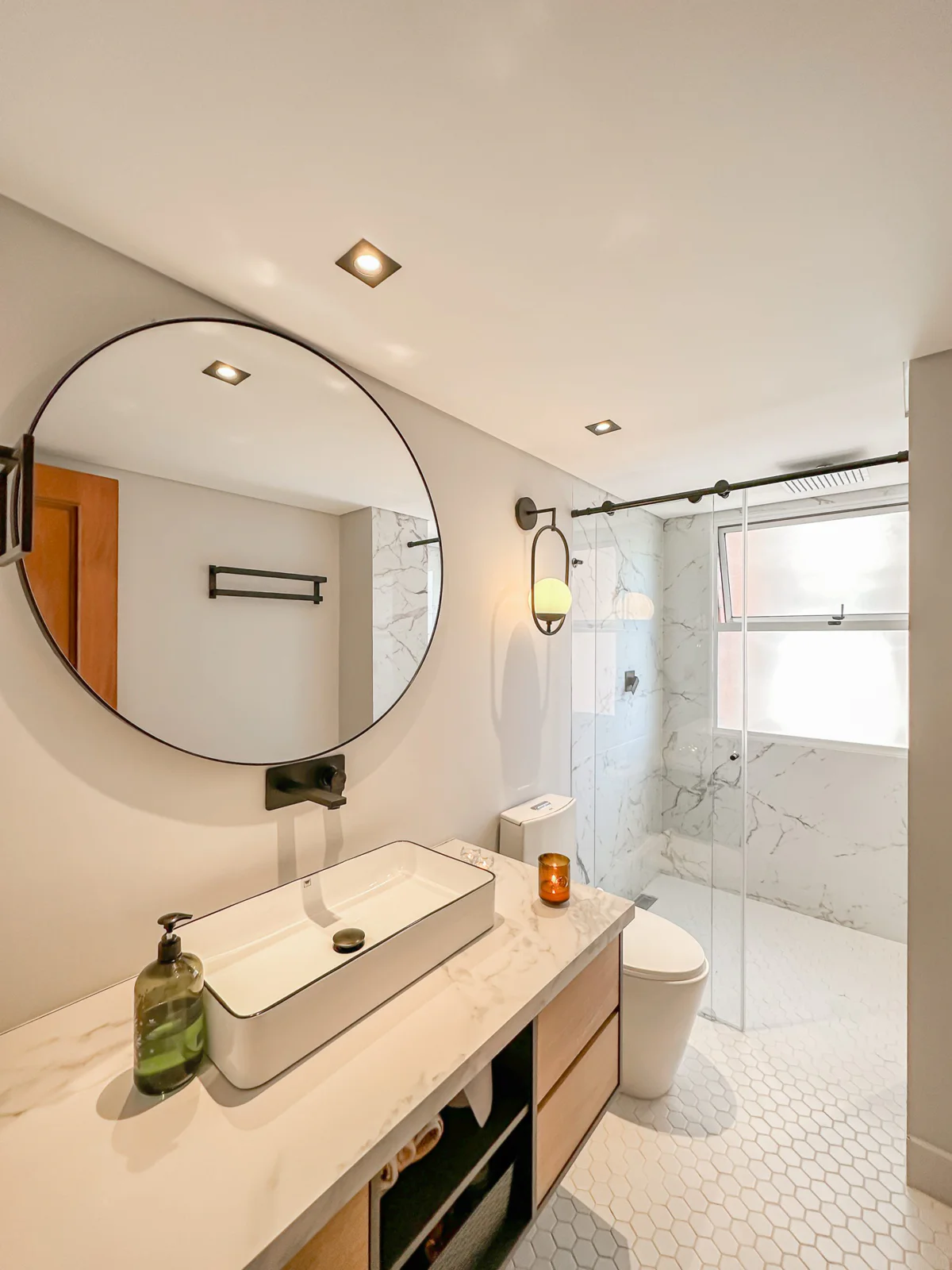 Rincón de Aguacatal – bathroom with round mirror and glass shower