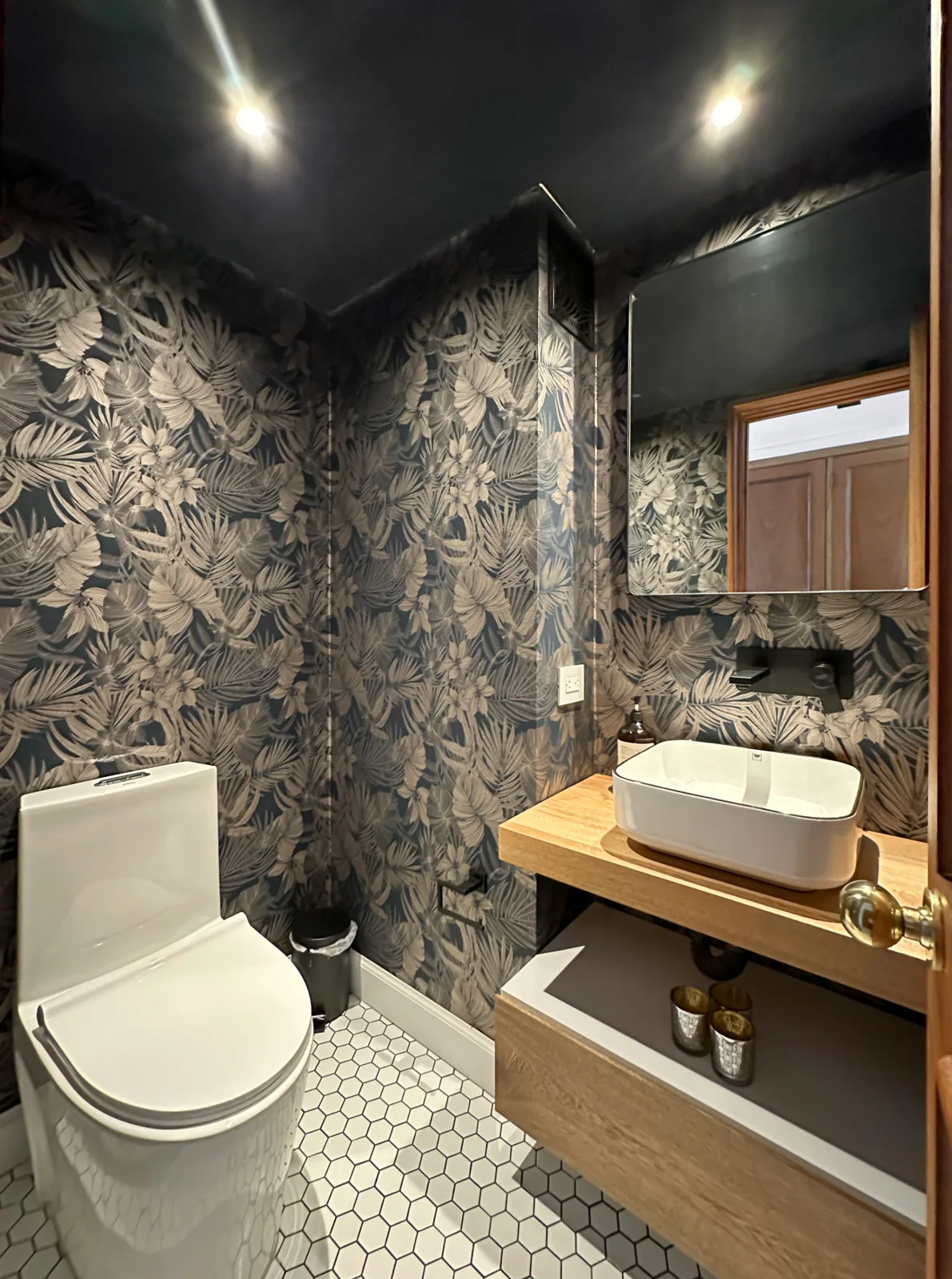 Rincón de Aguacatal – powder room with botanical wallpaper