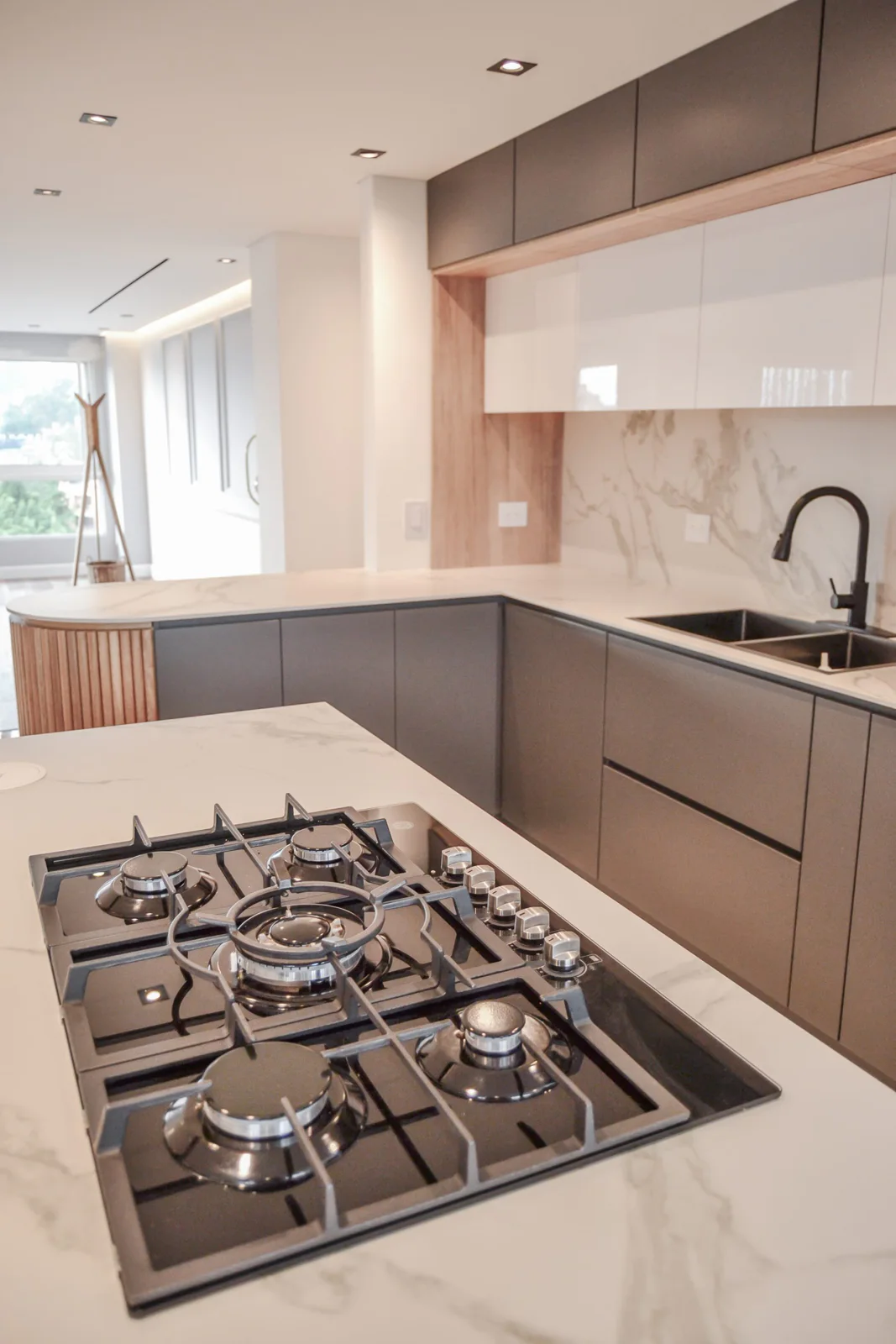 Rincón de Aguacatal – kitchen with gas range and light countertop