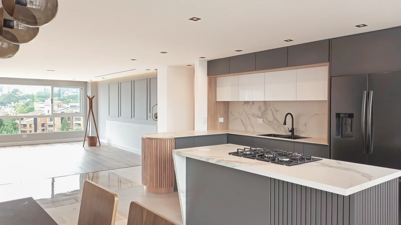 Rincón de Aguacatal – kitchen with bar and backsplash