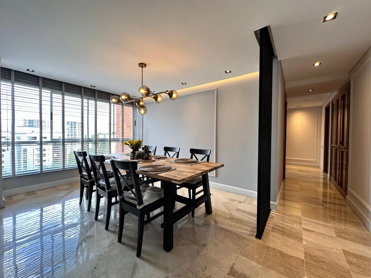 Rincón de Aguacatal – dining room with dark table and lamp