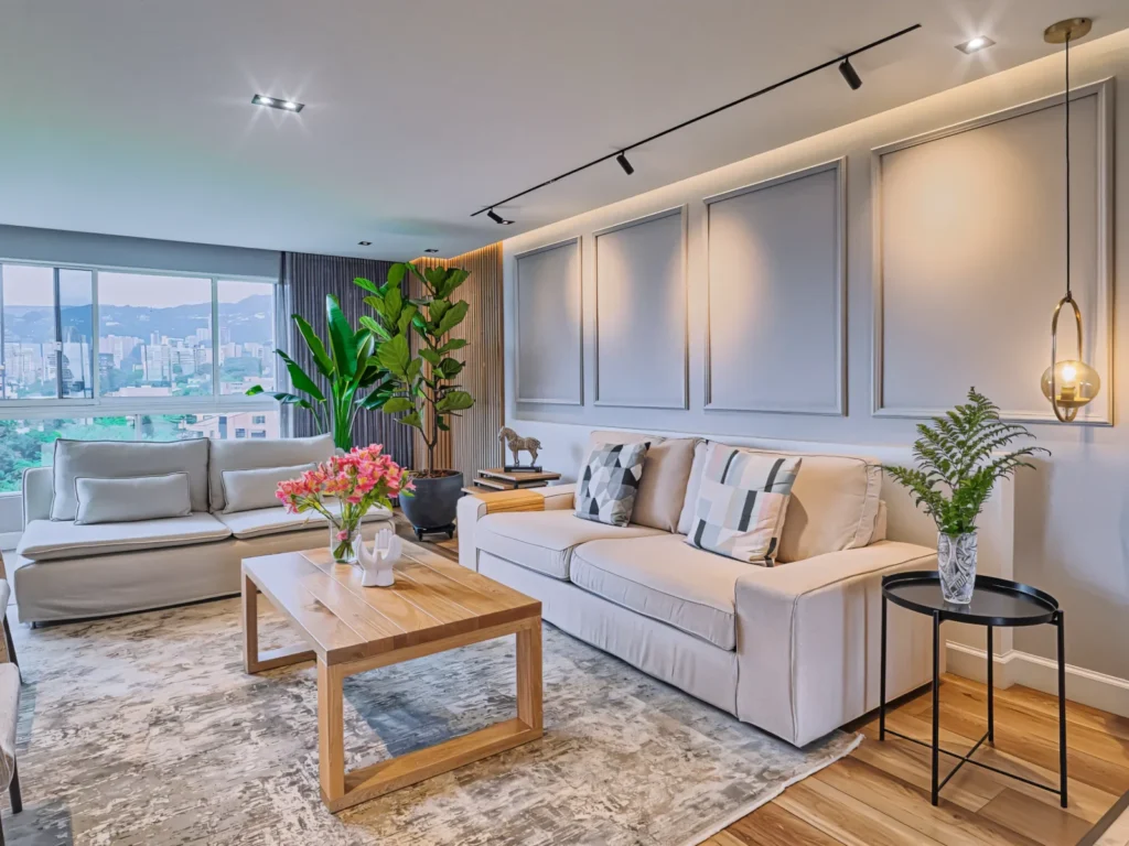 Rincón de Aguacatal – living room with light sofa, wall moldings and city view
