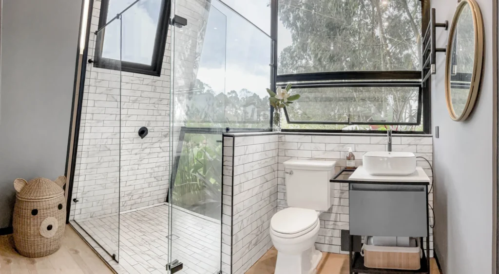 Cabin in La Unión – bathroom with glass shower