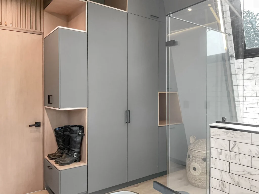 Cabin in La Unión – built-in closet next to the bathroom