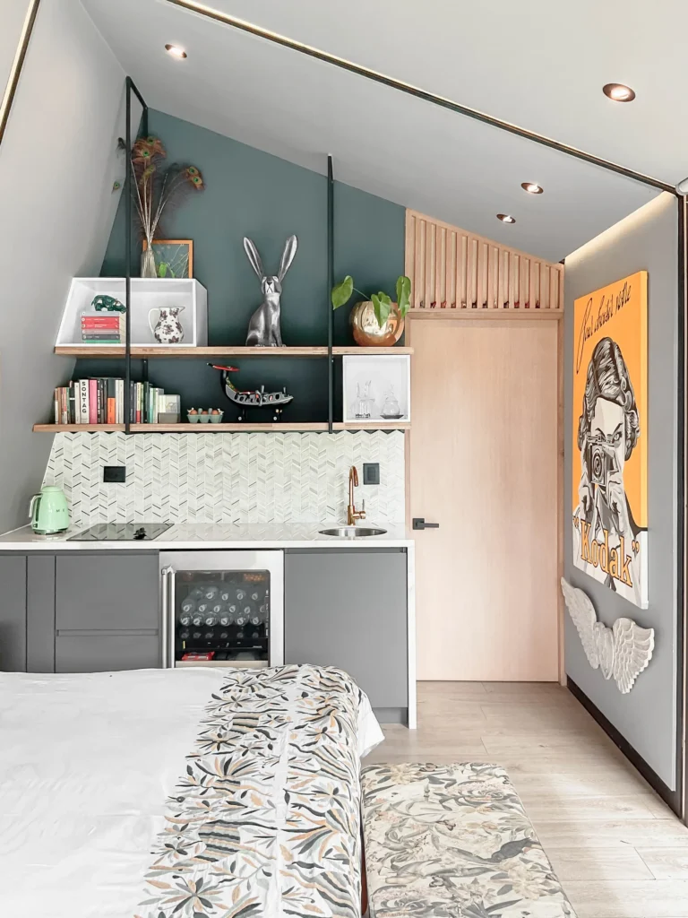 Cabin in La Unión – kitchenette with shelves and decorative poster