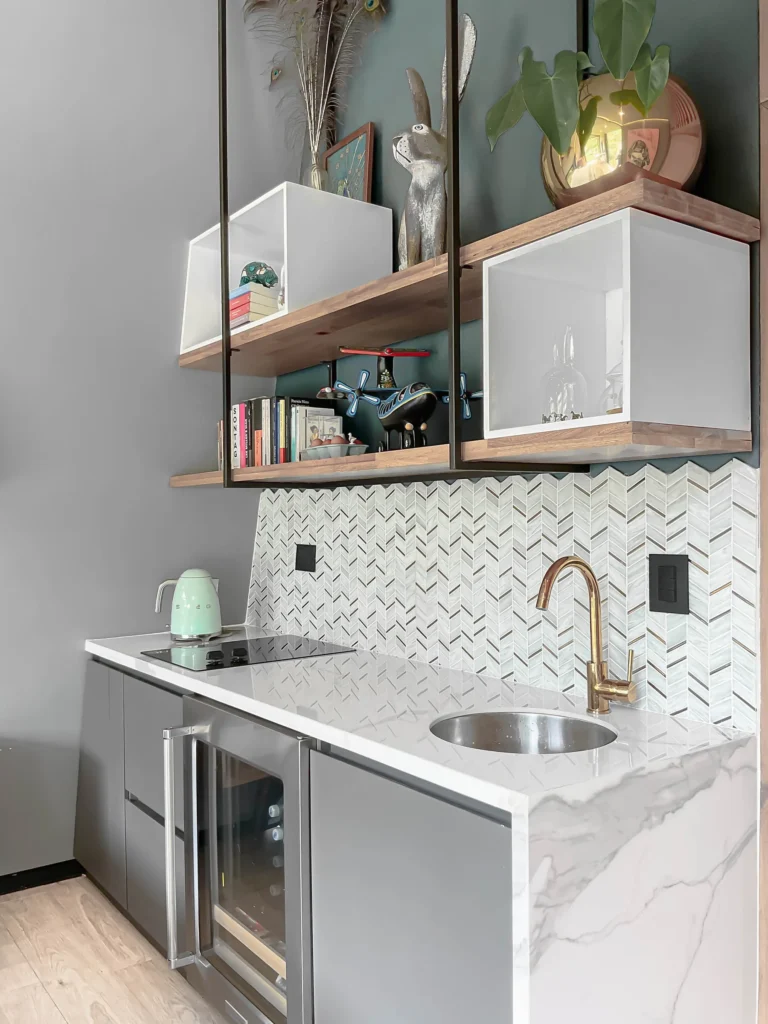 Cabin in La Unión – kitchenette with herringbone backsplash and brass faucet