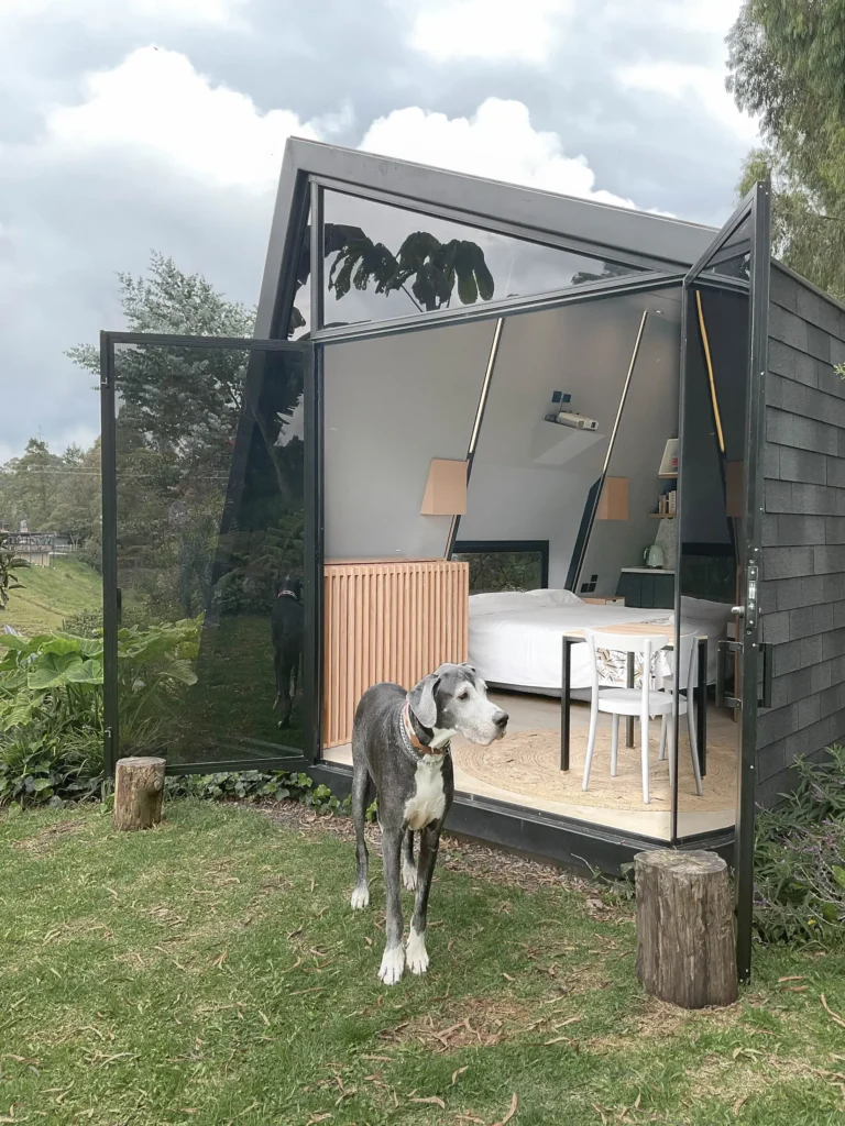 Cabin in La Unión – glass façade opening onto the garden