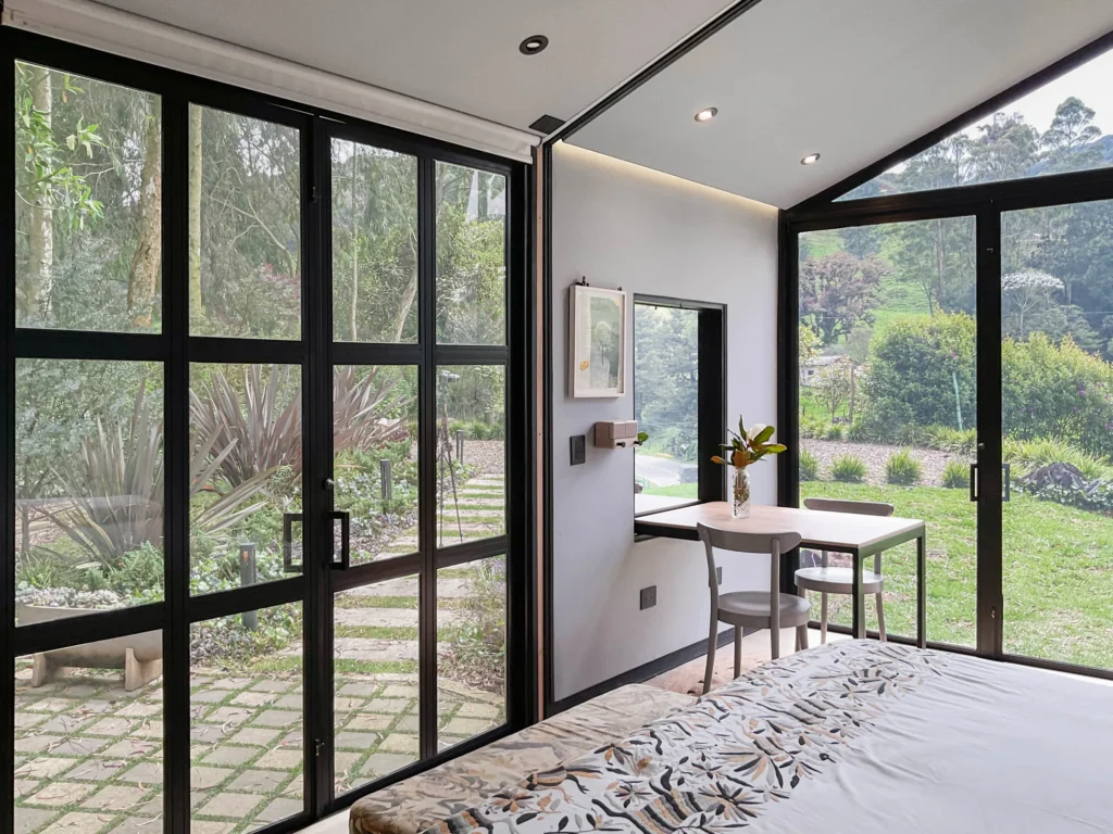 Cabin in La Unión – bedroom with windows facing the garden