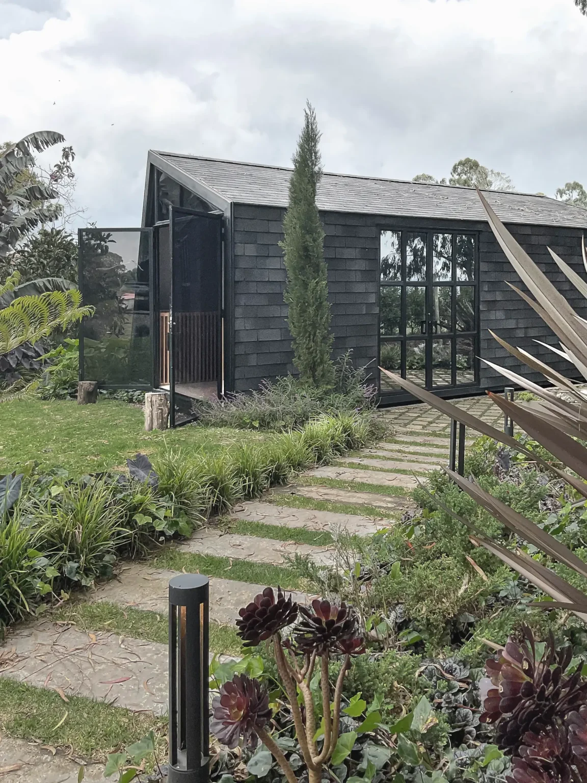 Cabin in La Unión – entrance with stone path between gardens