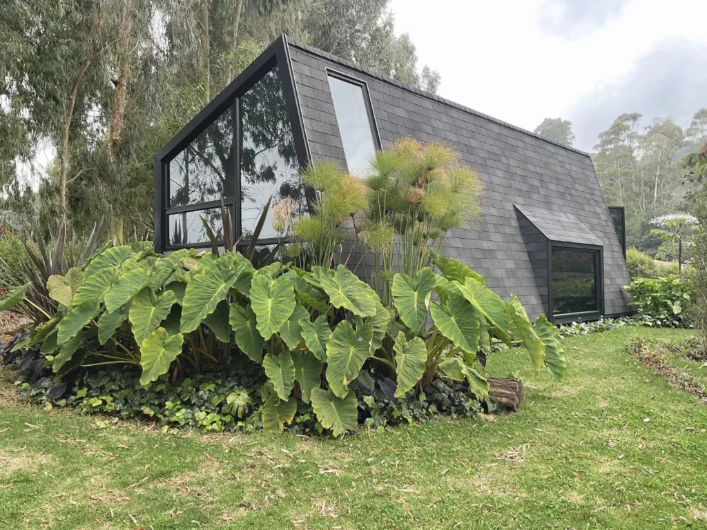 Cabaña La Unión – volumen oscuro entre la vegetación