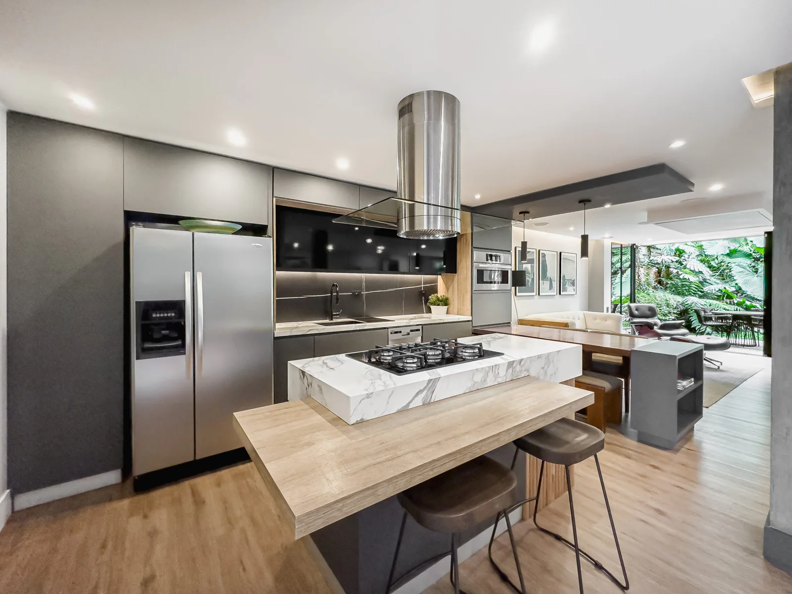 Casa Antigua – open kitchen with island and range hood