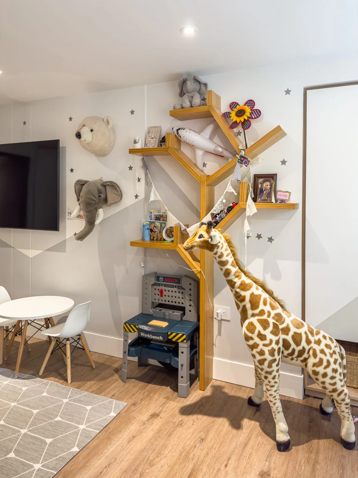 Casa Antigua – children’s bedroom with tree-shaped shelf