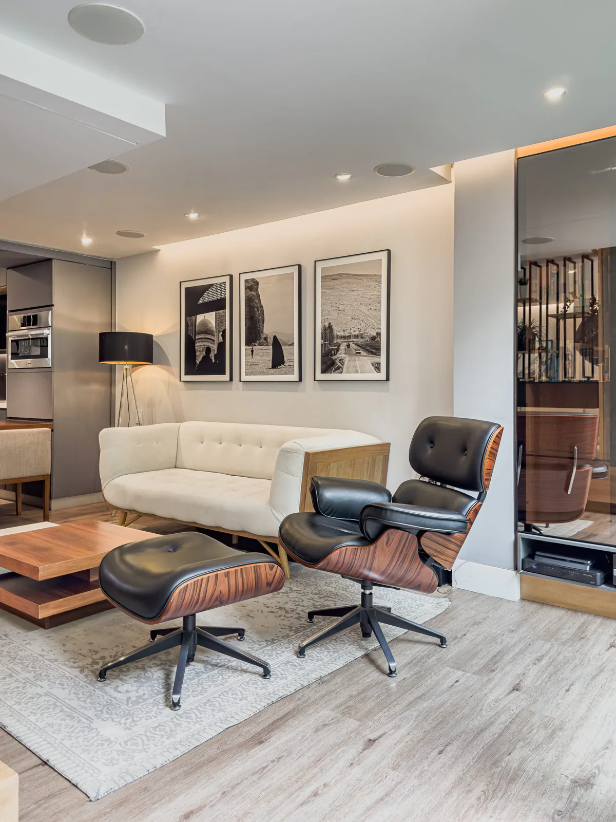 Casa Antigua – living room with designer armchair and artwork