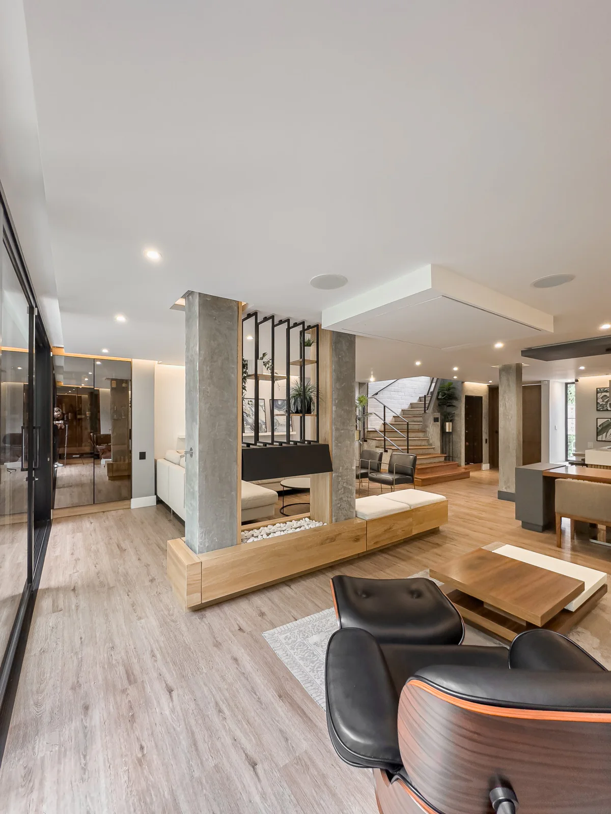 Casa Antigua – social area with columns and staircase