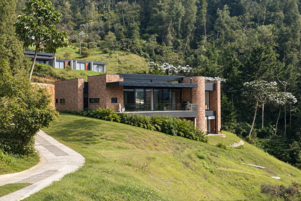 Casa Botero – the house on the hillside with entrance path