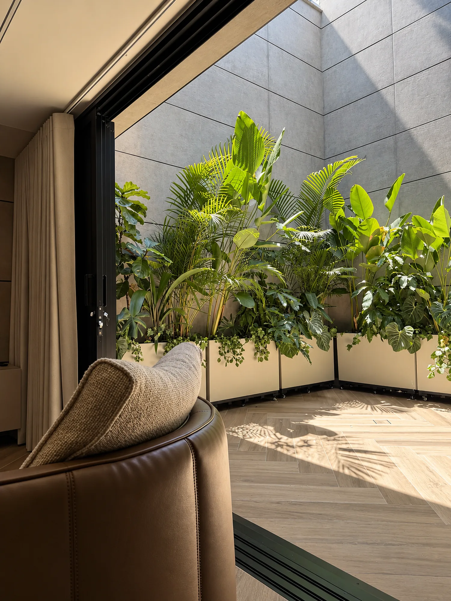 Casa Gascuña S&A – Interior courtyard with tropical garden seen from the living room