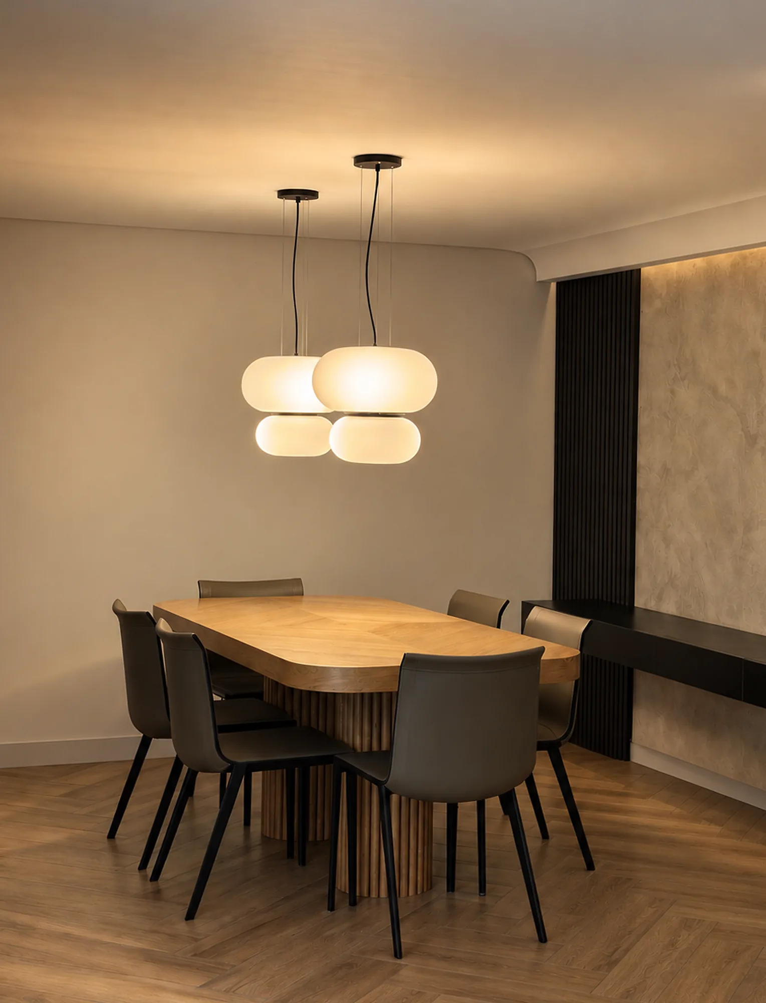 Casa Gascuña S&A – Wood dining room with pendant lamps