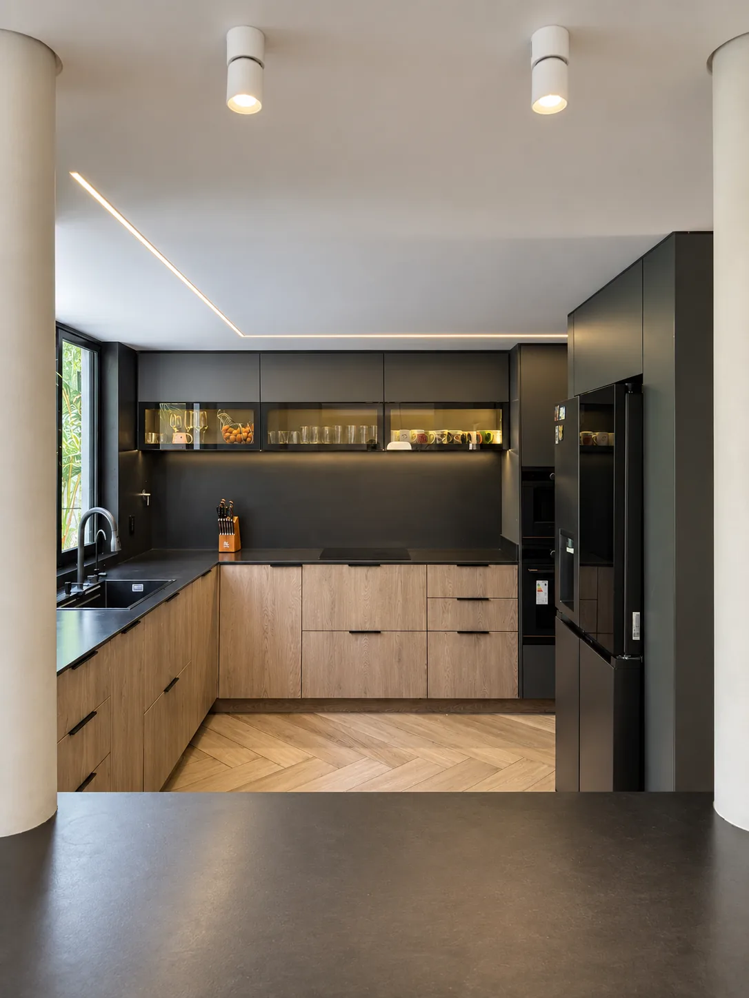 Casa Gascuña S&A – Overall view of the wood and black kitchen