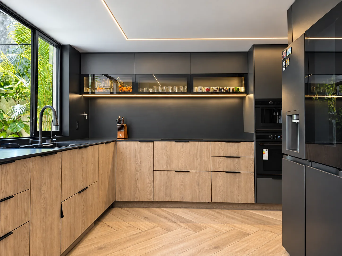 Casa Gascuña S&A – L-shaped kitchen with window to the garden
