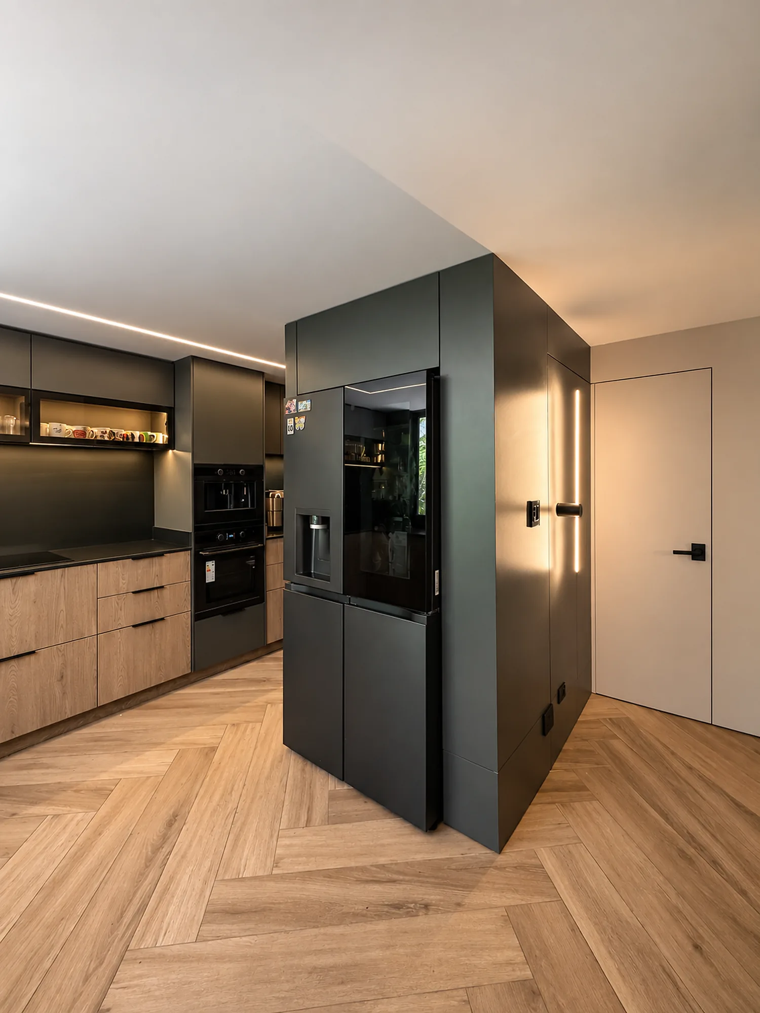 Casa Gascuña S&A – Black column with built-in refrigerator
