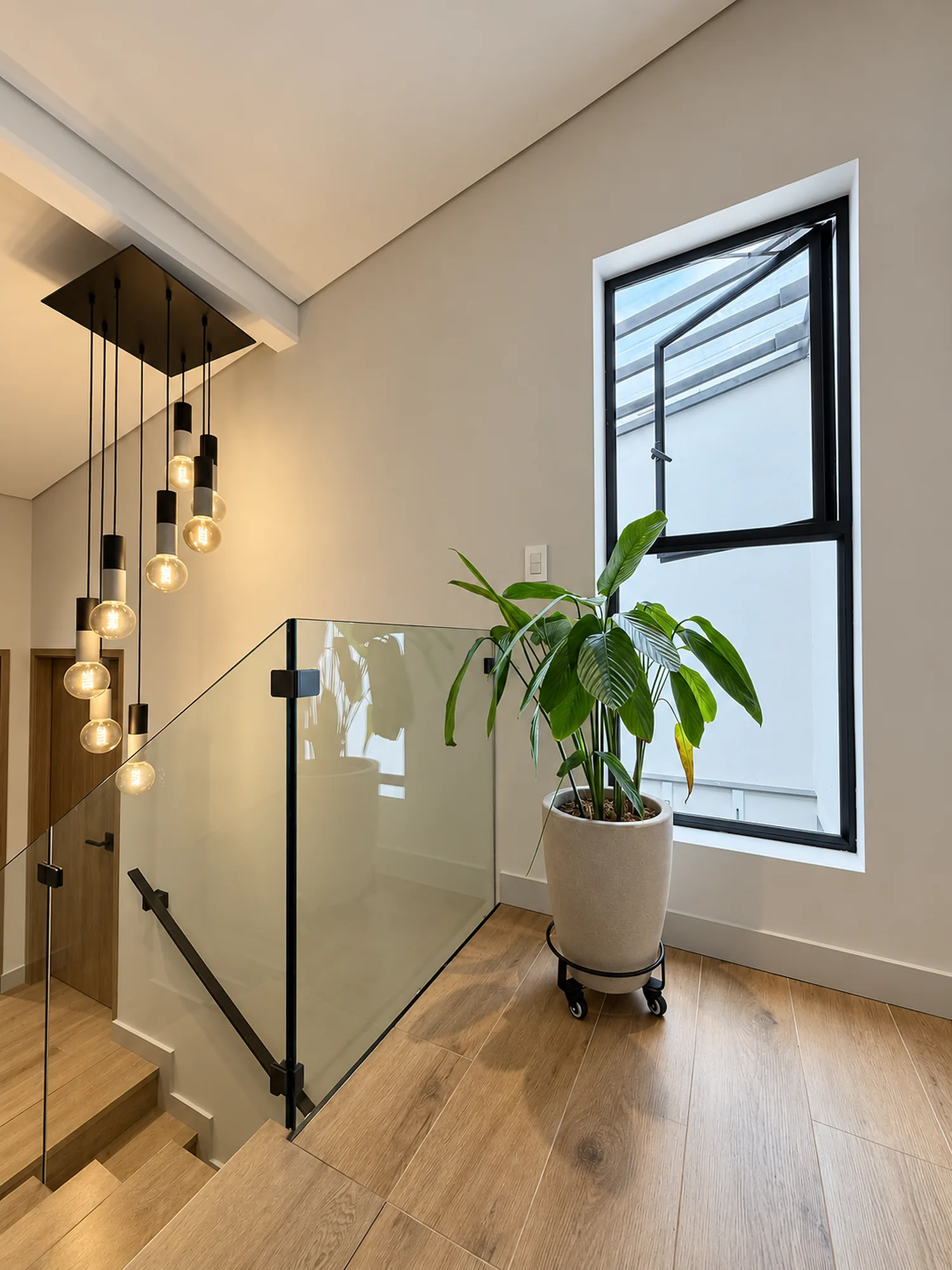 Casa Gascuña S&A – Second-floor hall with pendant lamp