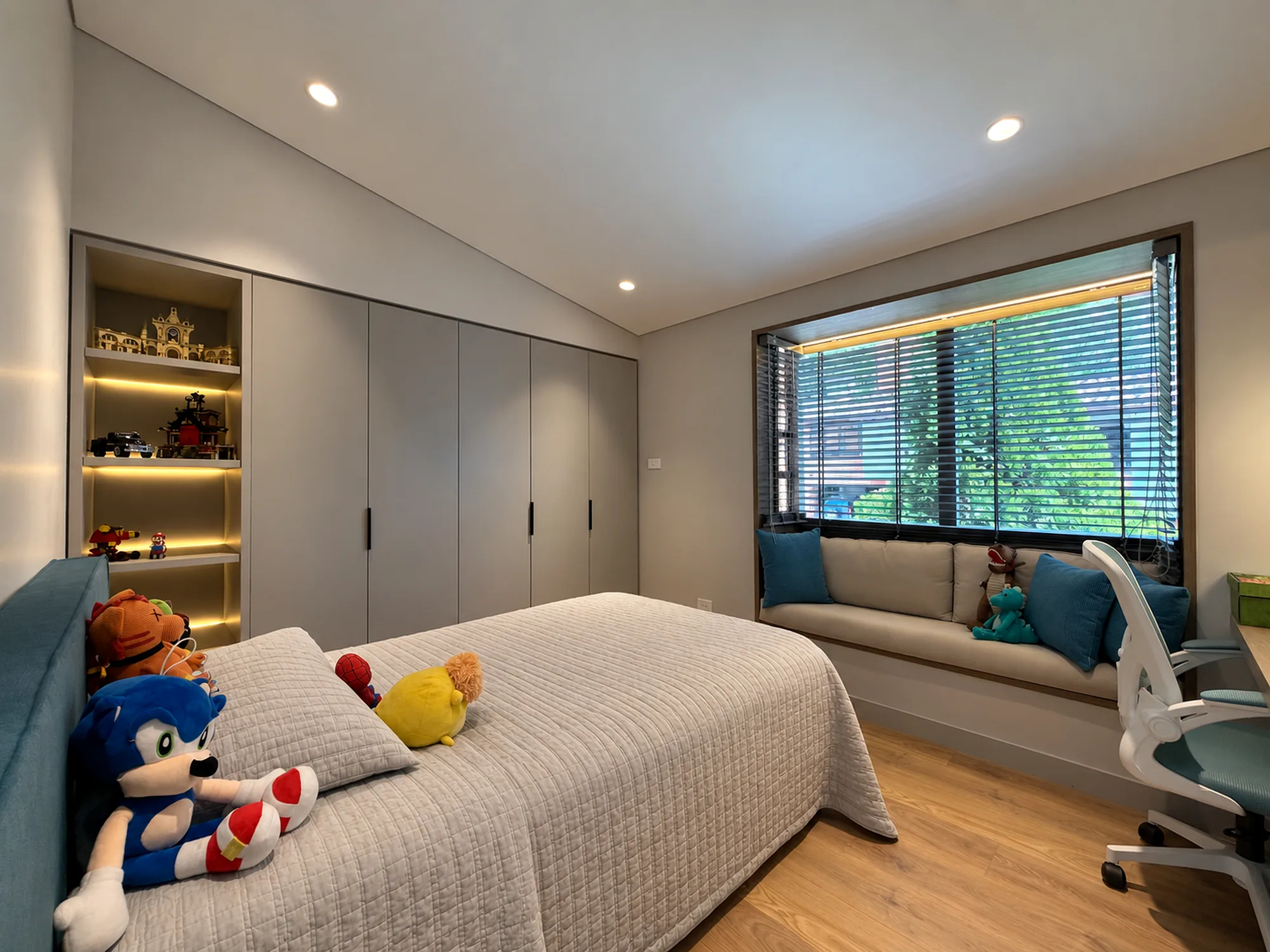 Casa Gascuña S&A – Boy’s bedroom with window bench