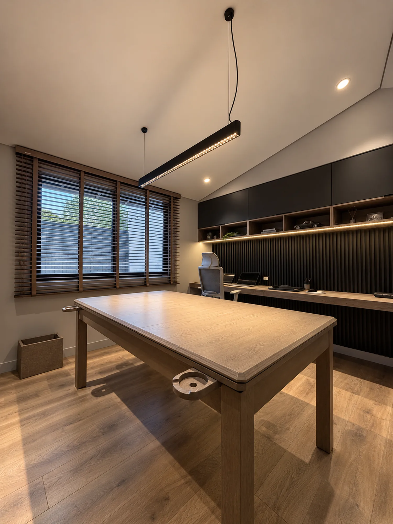 Casa Gascuña S&A – Study with wood table and bookcase