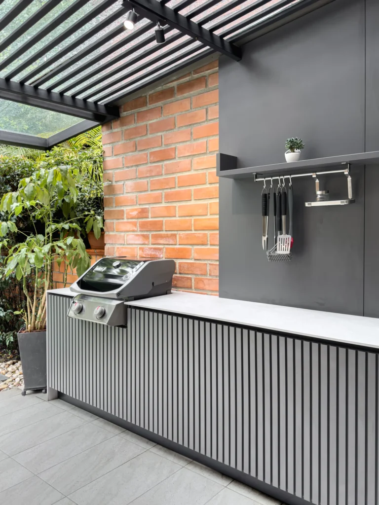 Casa J&A – BBQ area with brick wall