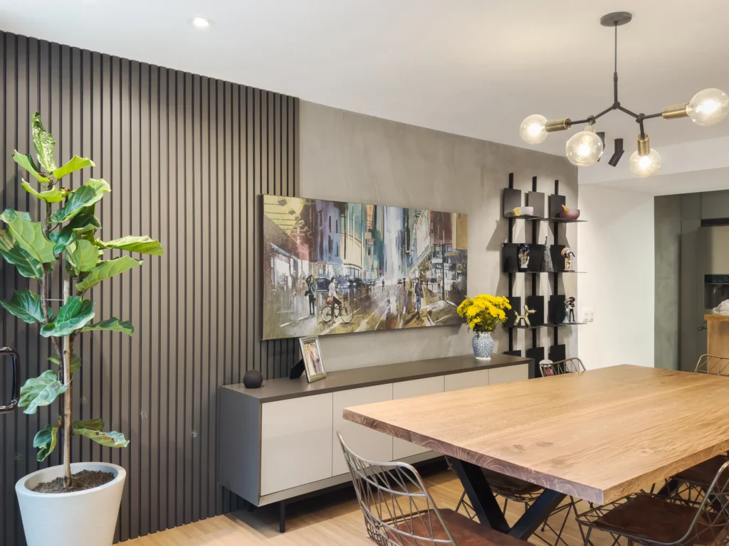 Casa J&A – dining room with dark slatted wall and artwork