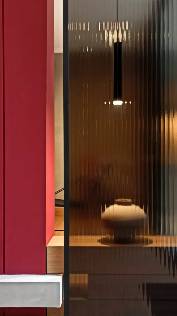 Casa J&A – detail of red accent and dark slats