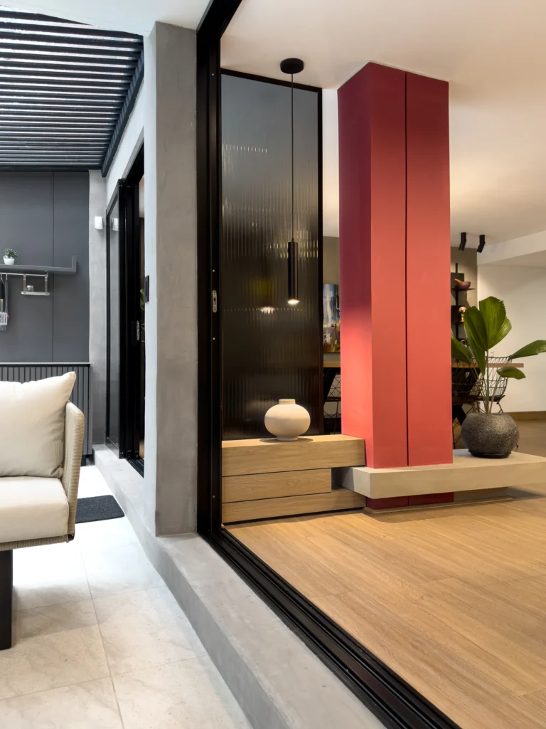Casa J&A – entry hall with red column