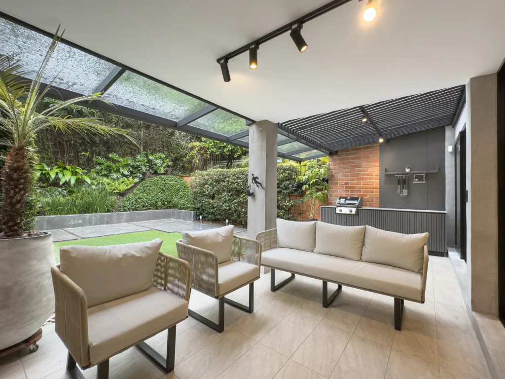 Casa J&A – covered terrace with outdoor lounge