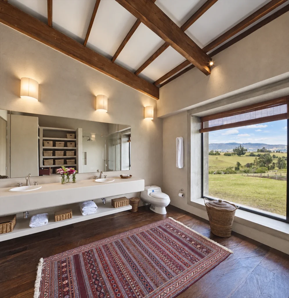 Casa Subachoque – bathroom with exposed beams and large window