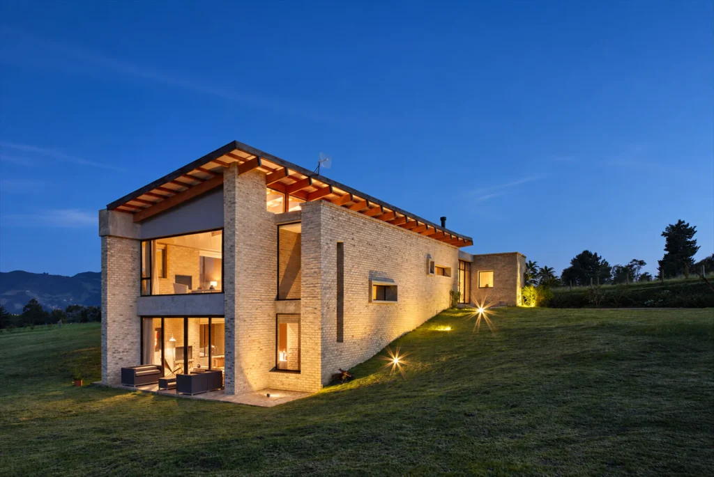 Casa UM – fachada en ladrillo iluminada al atardecer, Subachoque