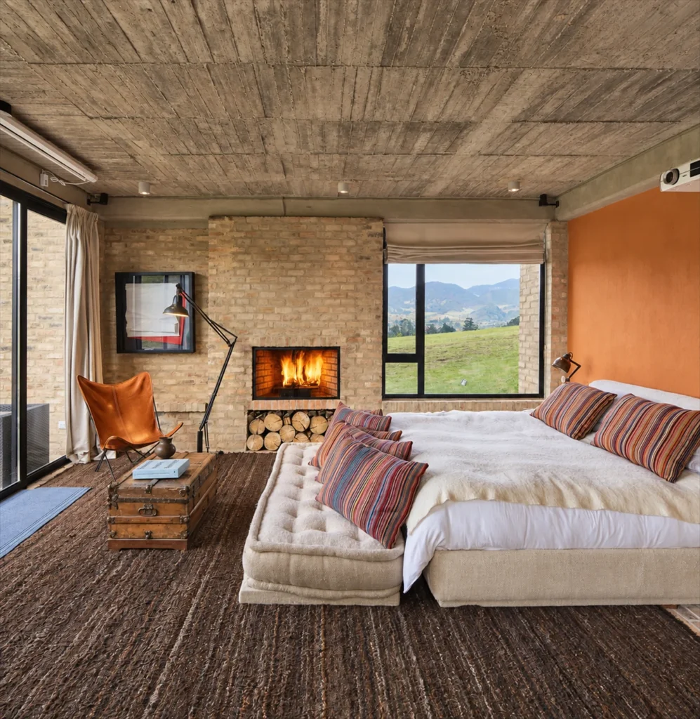 Casa Subachoque – master bedroom with fireplace