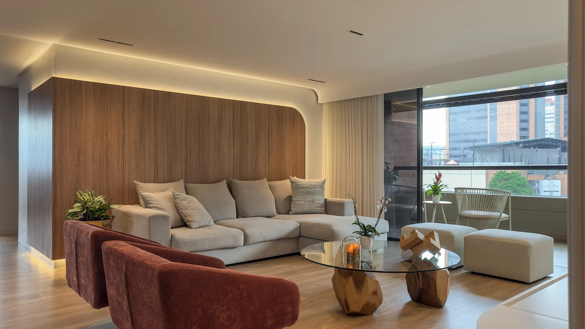 La Campiña W&D – Sala con sofá, poltronas terracota y mesa de centro en madera
