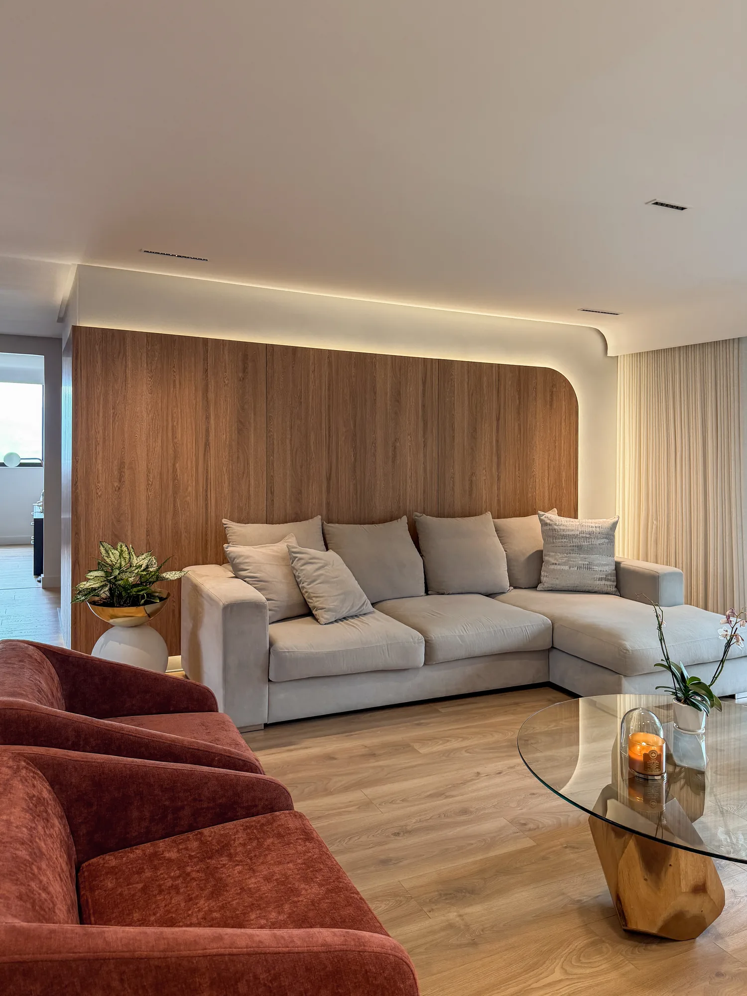 La Campiña W&D – Panel de madera con cielo curvo iluminado
