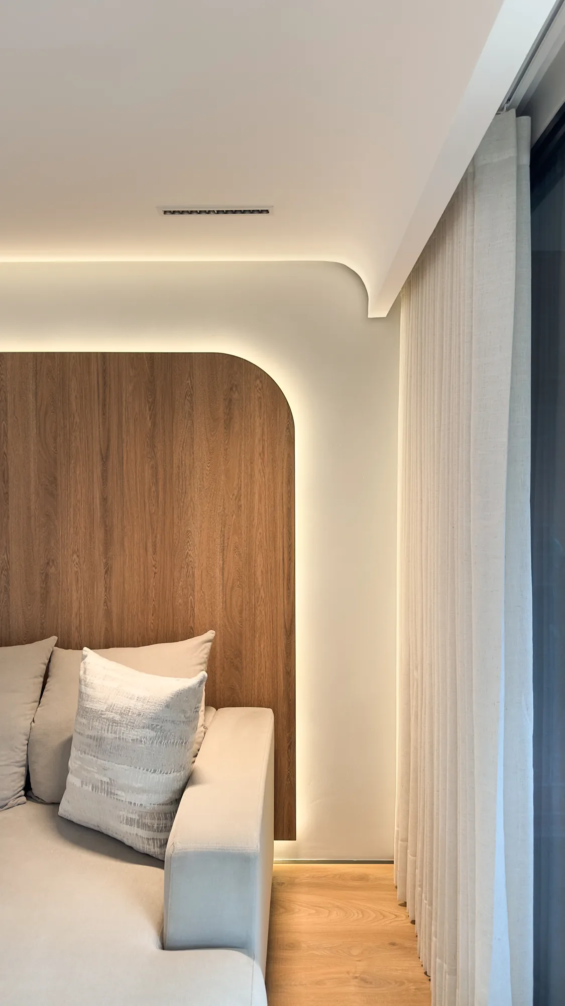 La Campiña W&D – Detalle del remate curvo en madera y cielo con luz LED