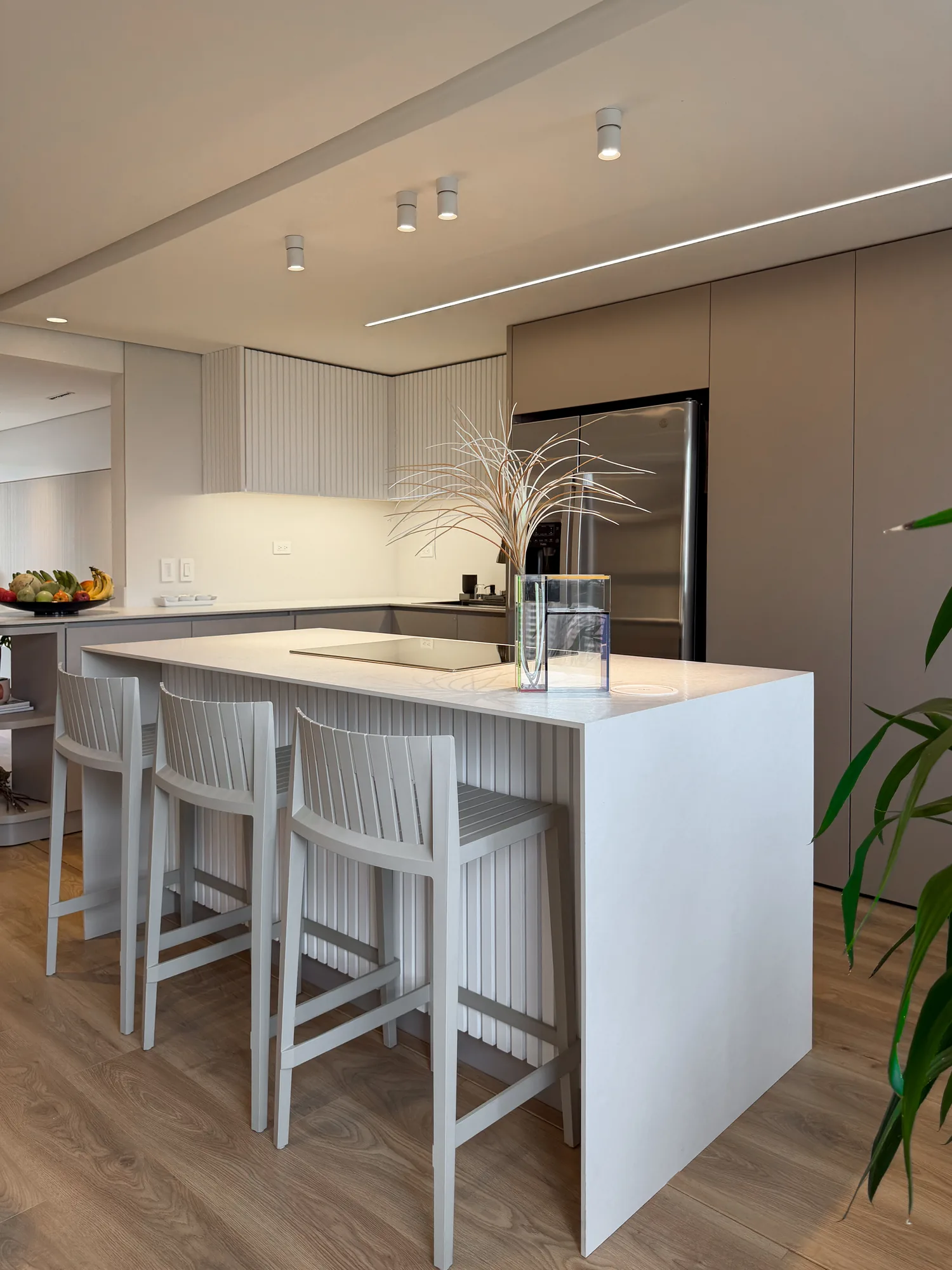 La Campiña W&D – Isla de cocina tipo cascada con frente acanalado
