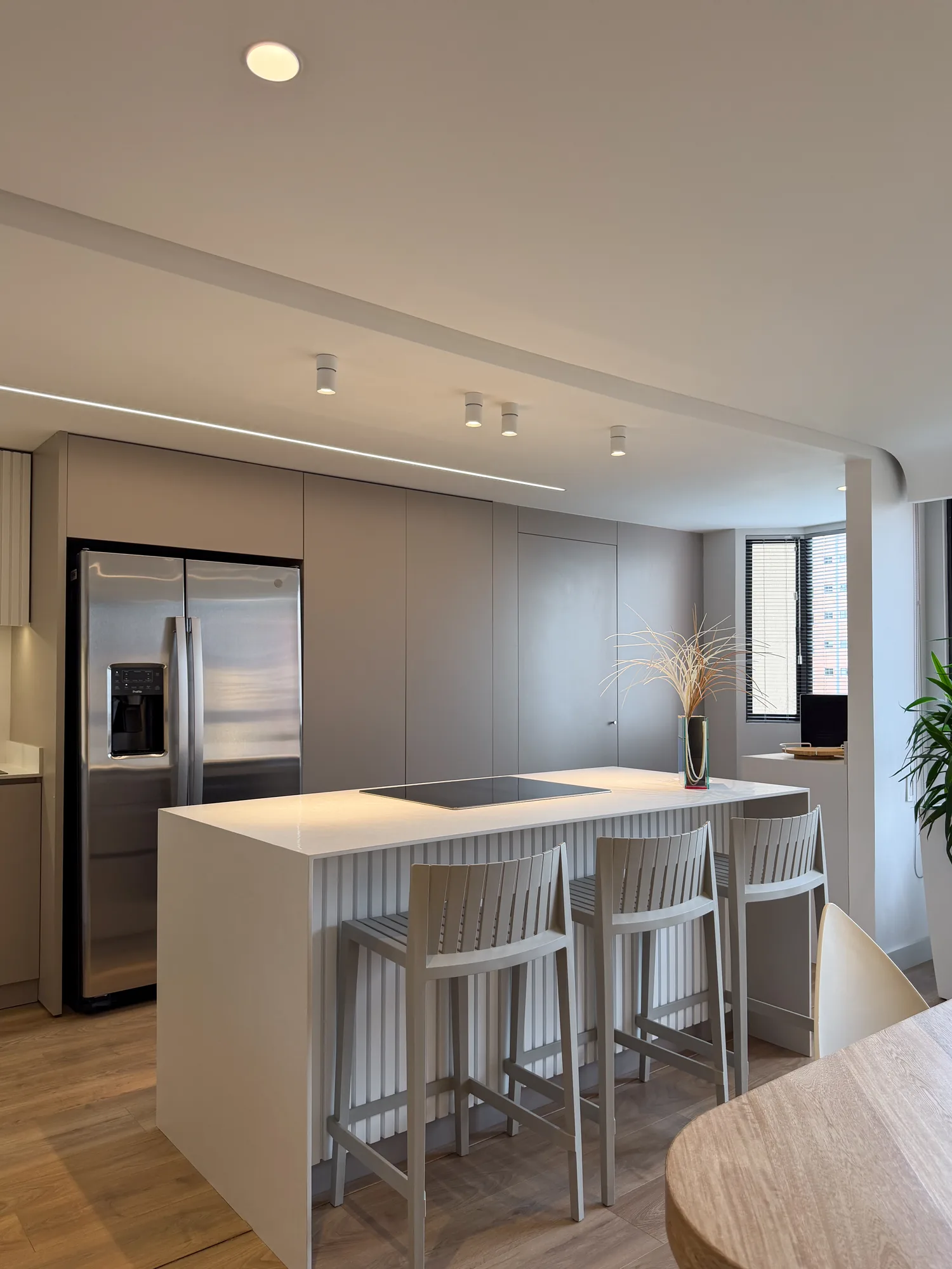 La Campiña W&D – Cocina en tonos arena con puertas ocultas