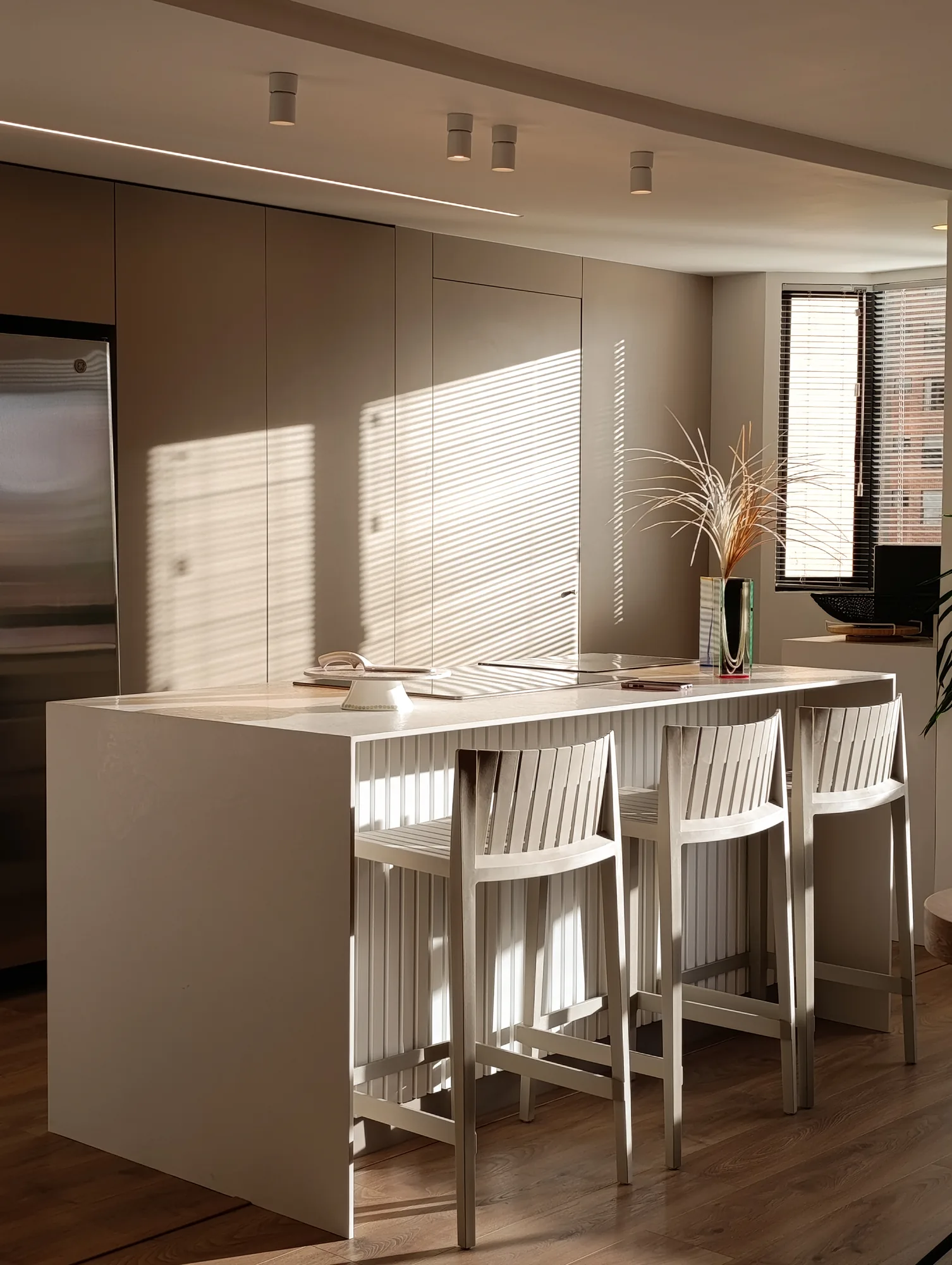 La Campiña W&D – Isla de cocina con luz natural de la tarde