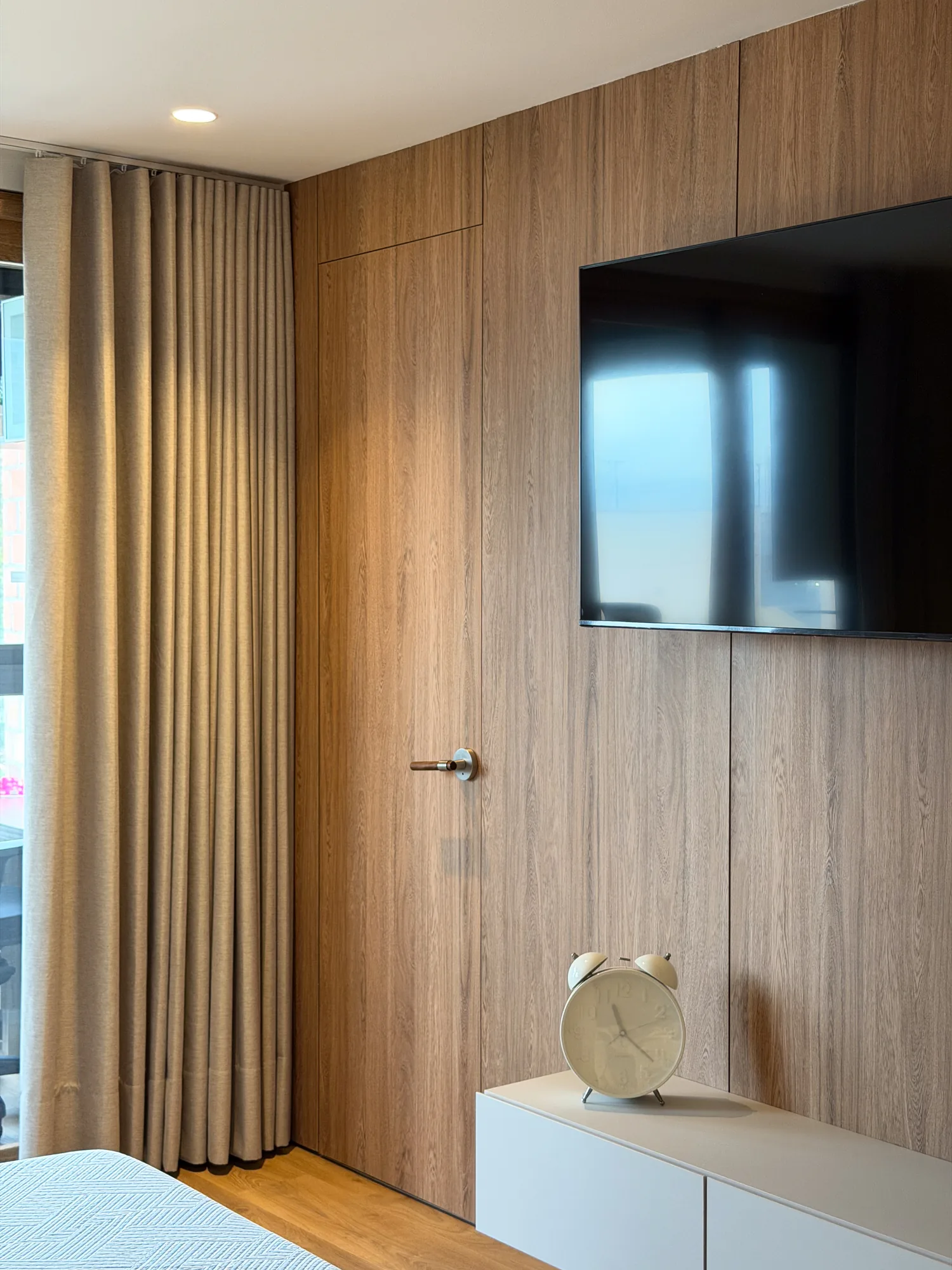 La Campiña W&D – Carpintería en madera con puerta oculta en habitación principal