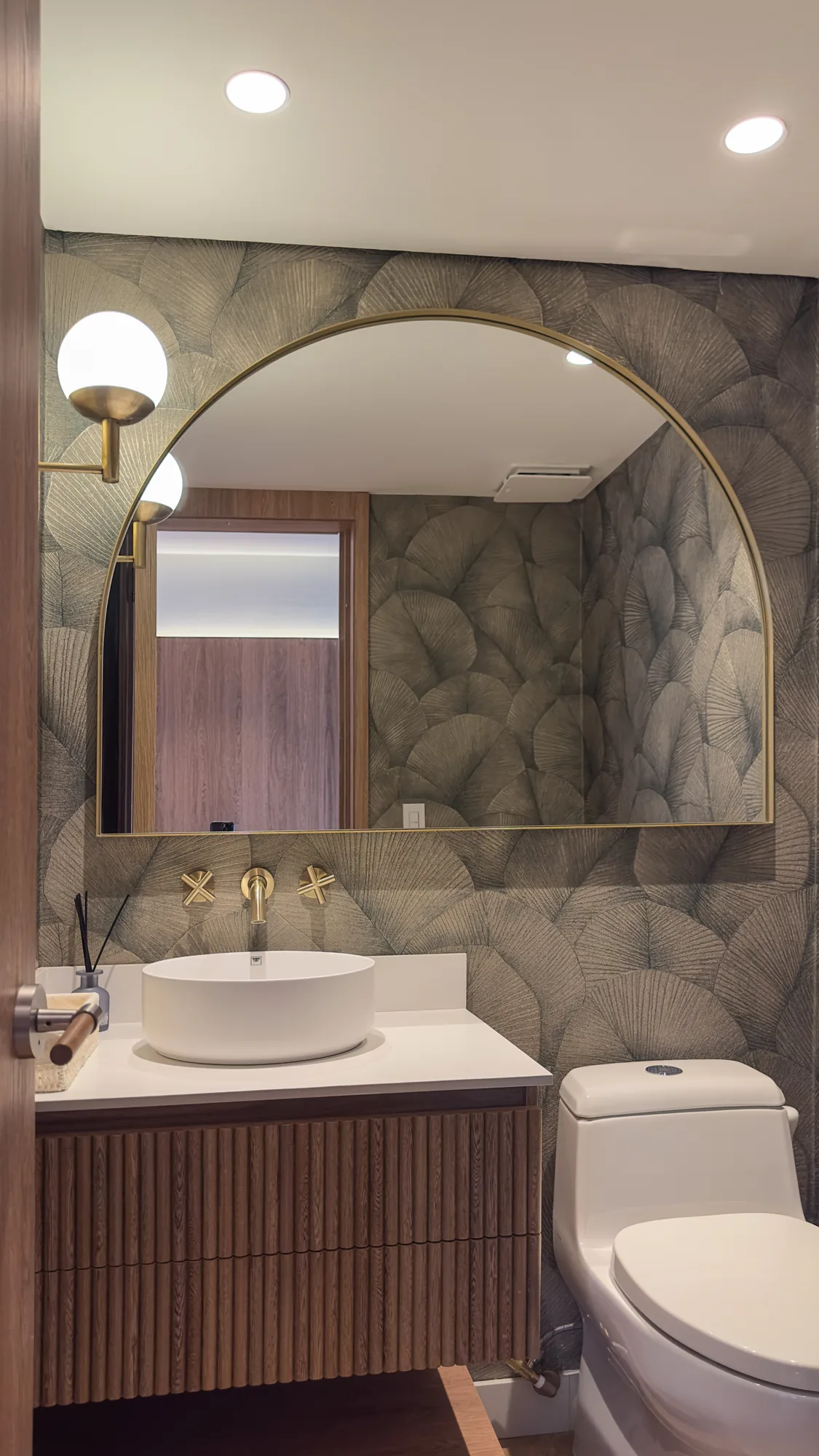 La Campiña W&D – Baño social con espejo de arco y grifería dorada