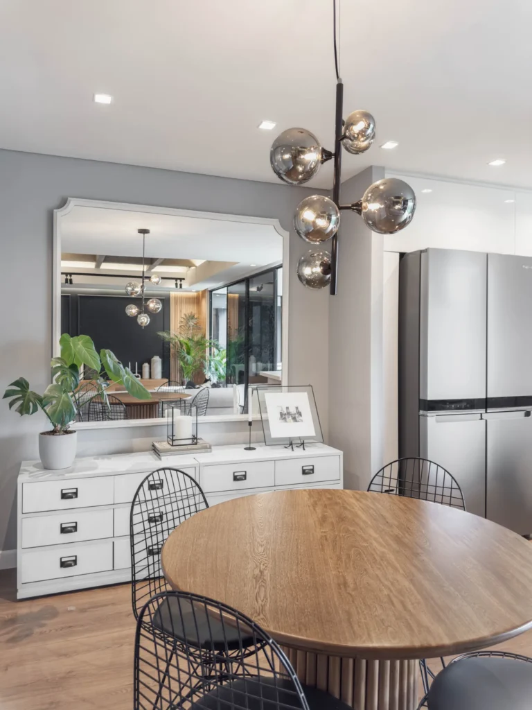Tierra Grata – secondary dining area with globe pendant