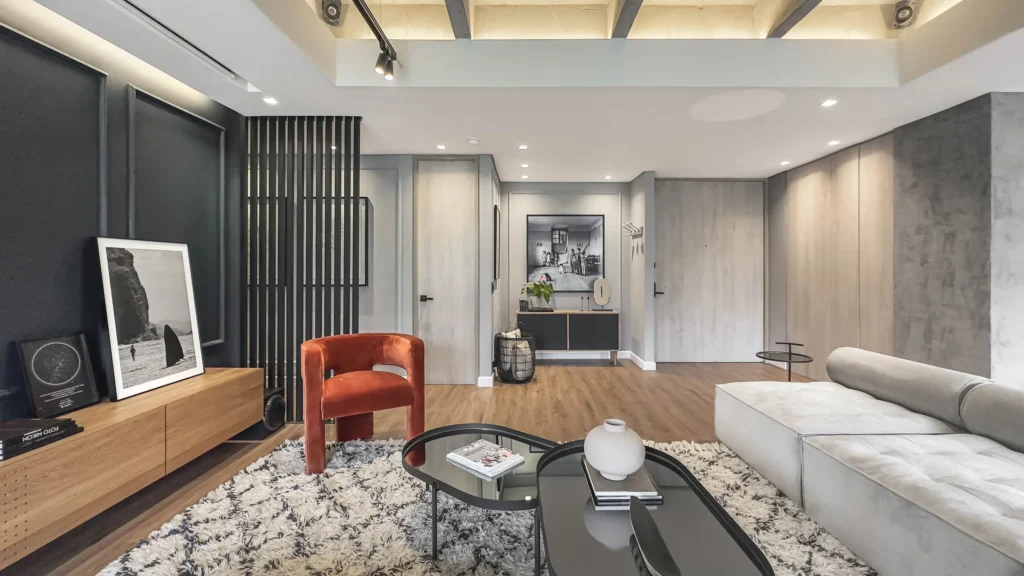 Tierra Grata – living room with red armchair and slatted wall