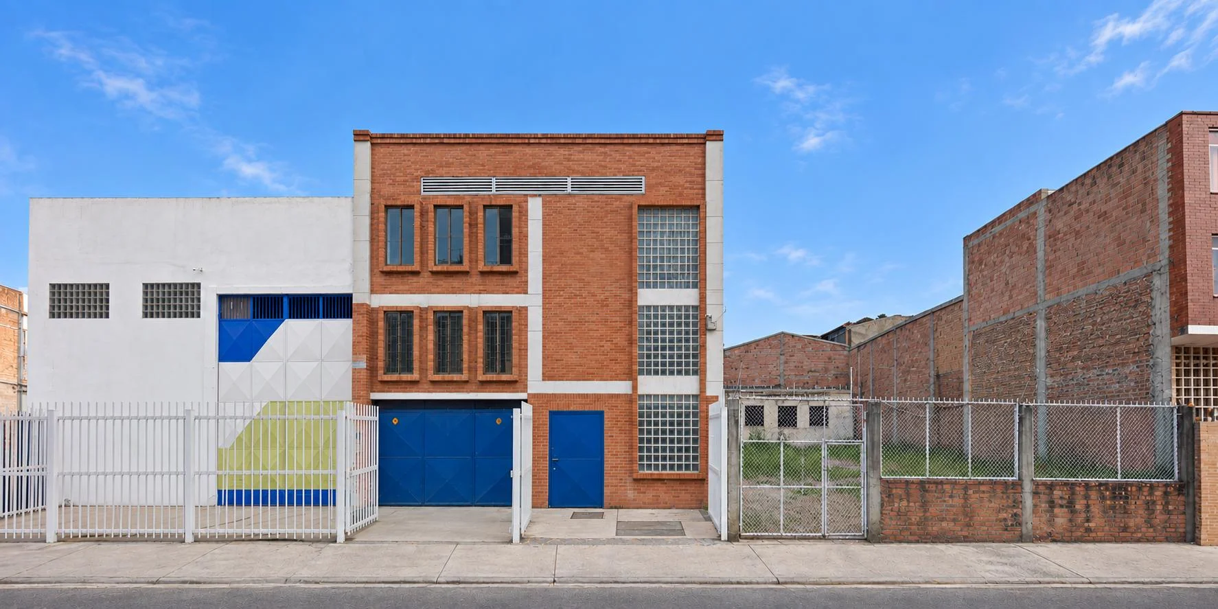 Maxicassa – fachada original en ladrillo antes de la intervención, 2012