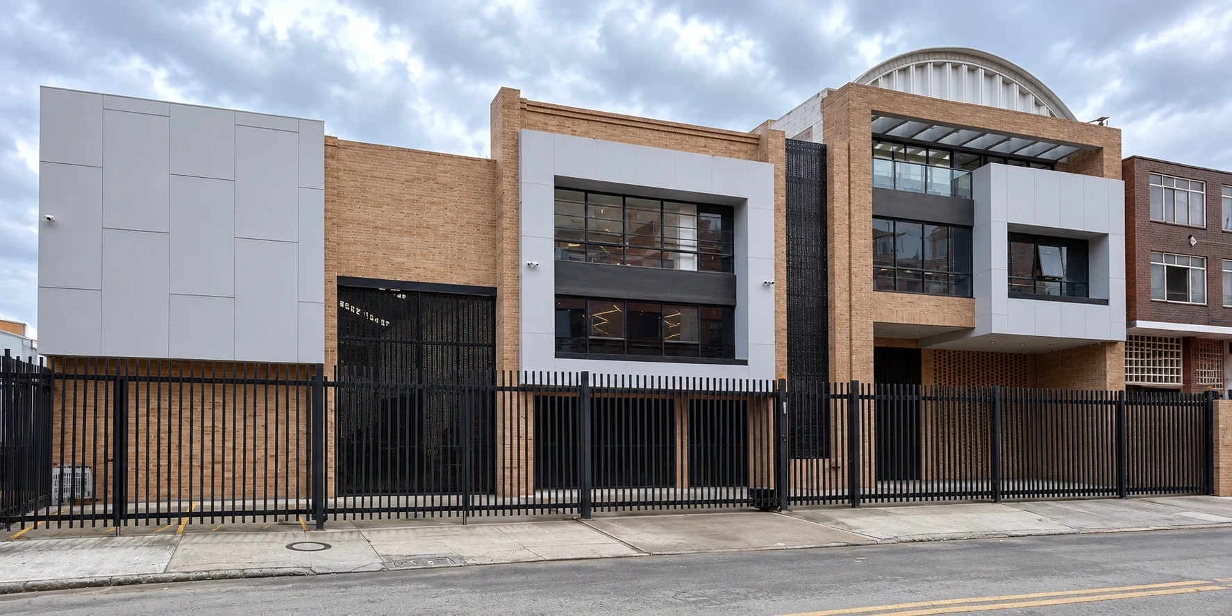Maxicassa – fachada panorámica en ladrillo, paneles claros, celosía y reja, Bogotá